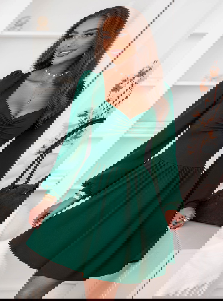 Sukienka z marszczeniem na dekolcie...