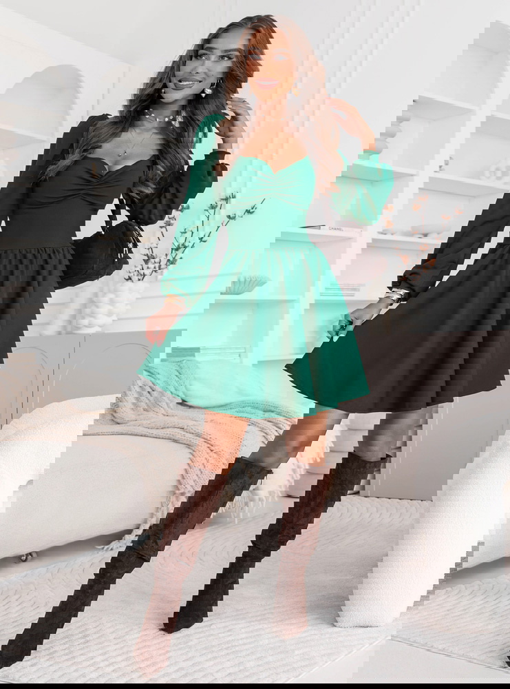 Sukienka z marszczeniem na dekolcie...