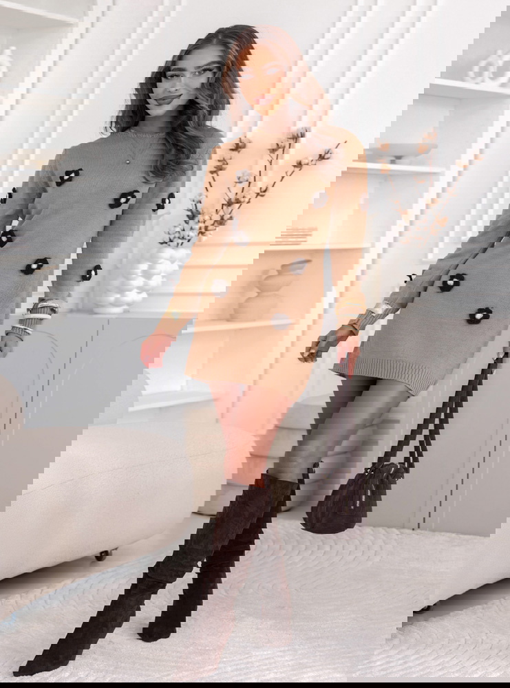 Swetrowa sukienka z ozdobnymi...