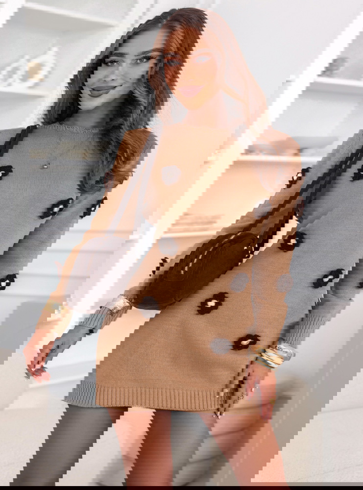 Swetrowa sukienka z ozdobnymi...