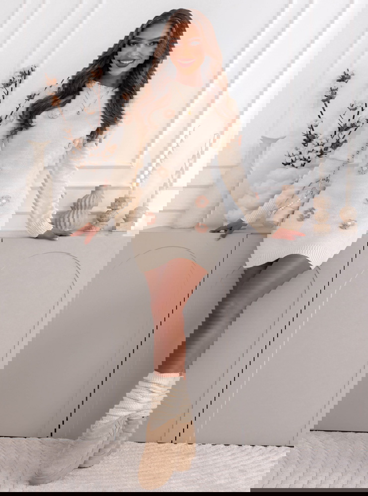 Swetrowa sukienka z ozdobnymi...