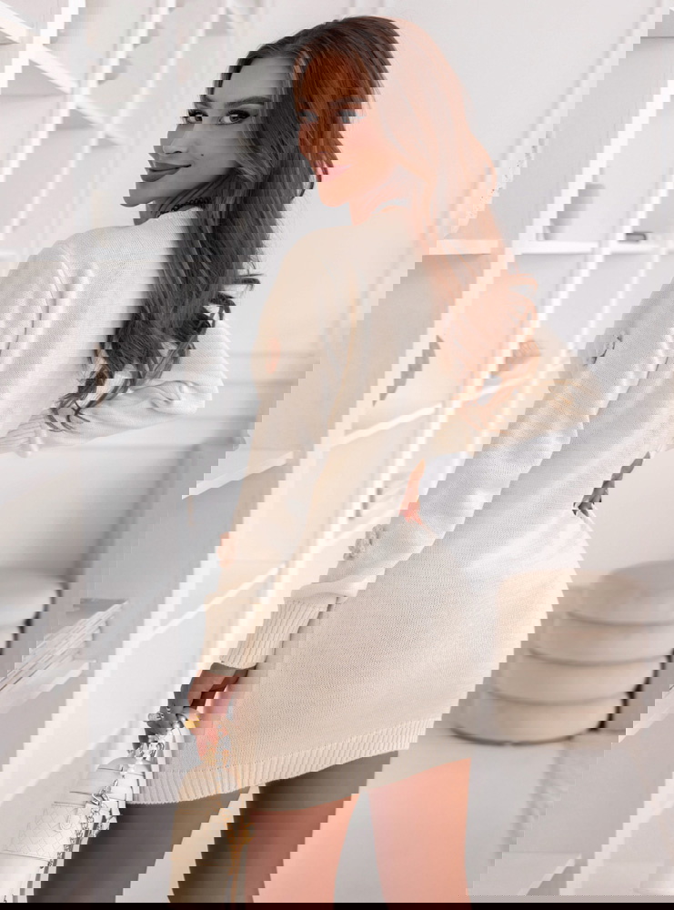 Swetrowa sukienka z ozdobnymi...