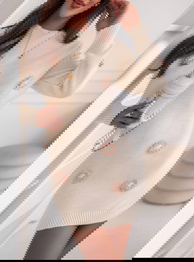 Swetrowa sukienka z ozdobnymi...