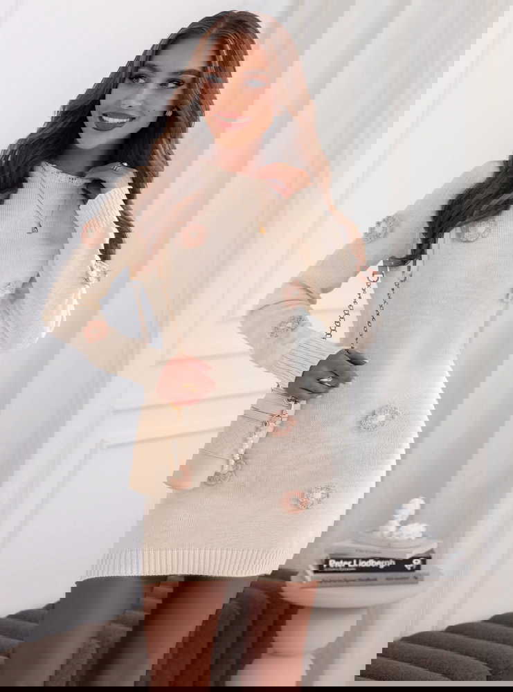 Swetrowa sukienka z ozdobnymi...