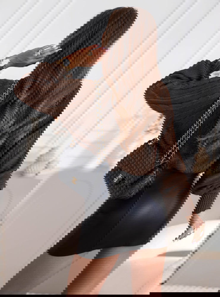 Czekoladowy sweter z warkoczowymi...