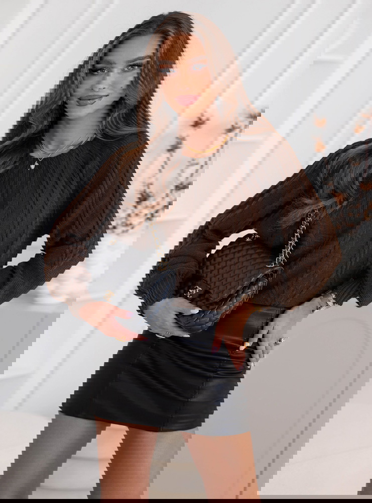 Czekoladowy sweter z warkoczowymi...