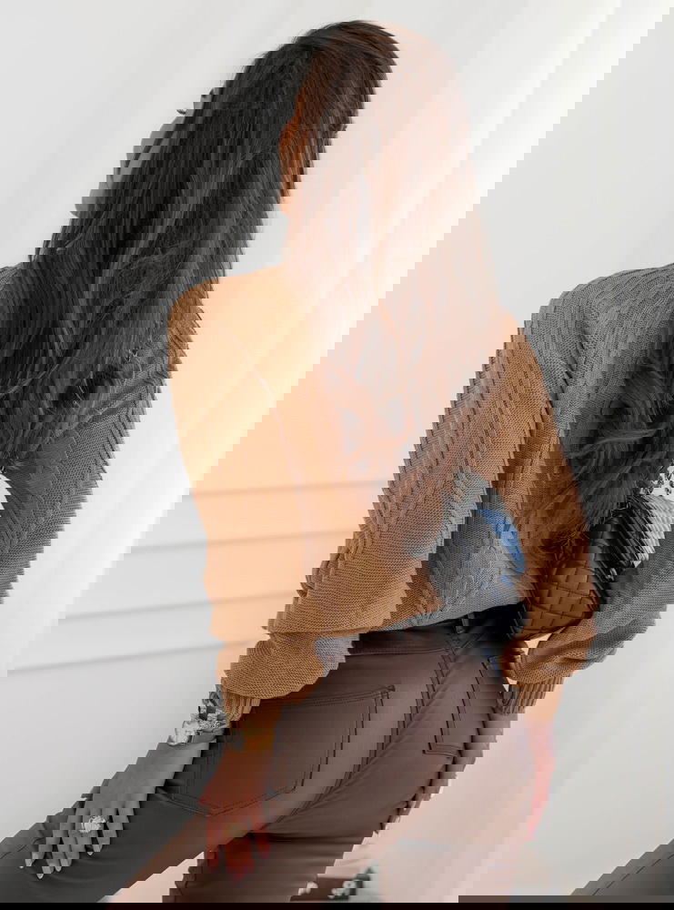 Sweter z warkoczowymi splotami...