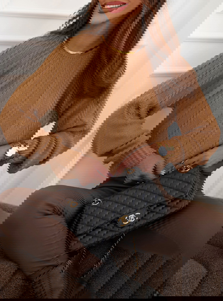 Sweter z warkoczowymi splotami...