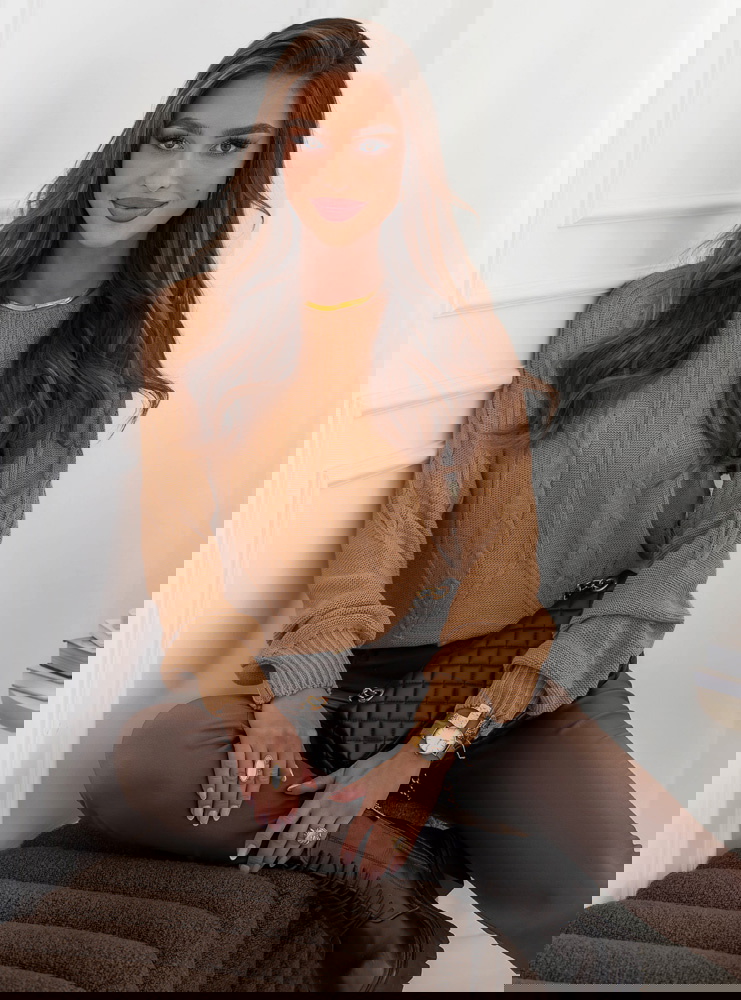 Sweter z warkoczowymi splotami...