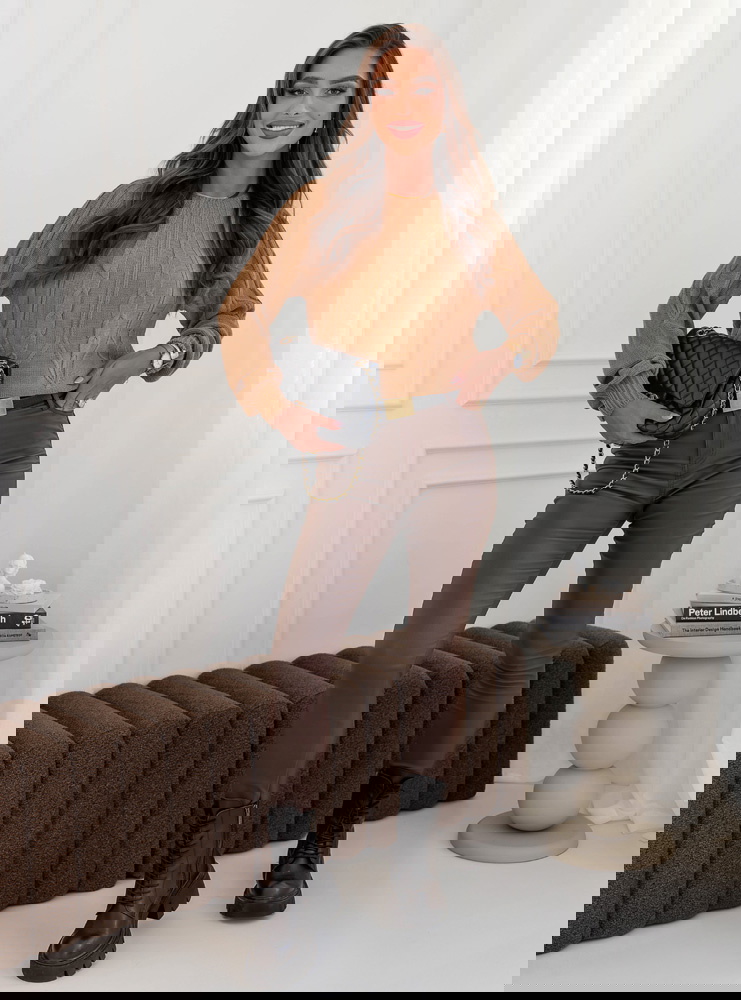 Sweter z warkoczowymi splotami...