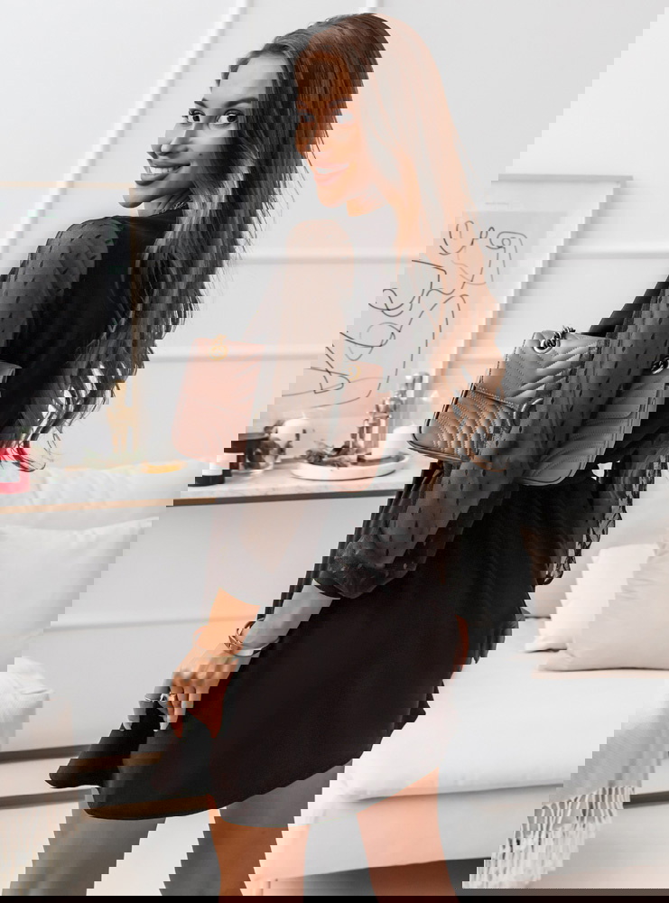 Czekoladowa sukienka z przekładanym...