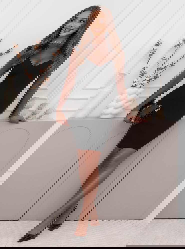 Czarna prążkowana sukienka z...