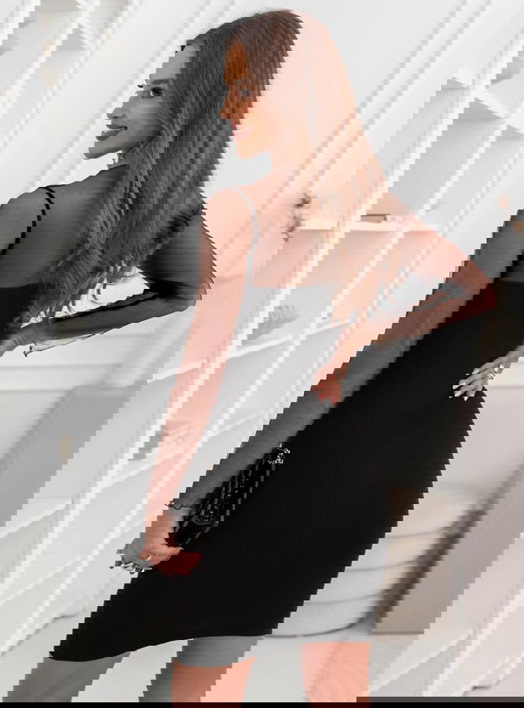 Czarna prążkowana sukienka z...