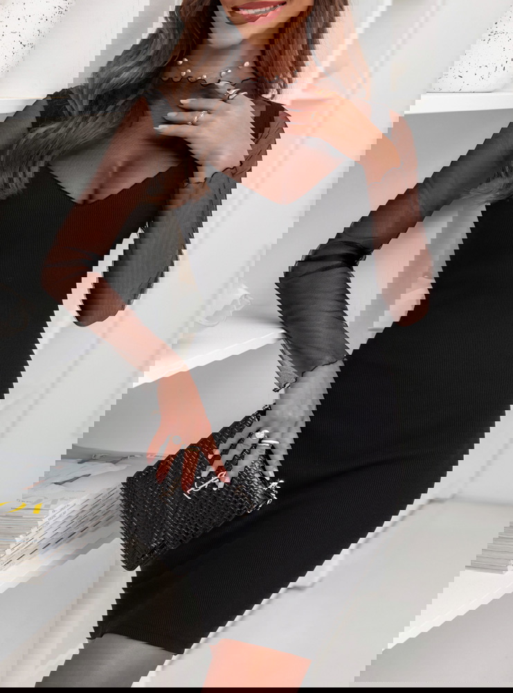 Czarna prążkowana sukienka z...