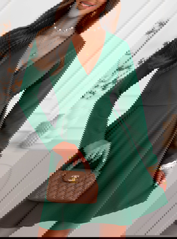 Sukienka z przekładanym dekoltem...