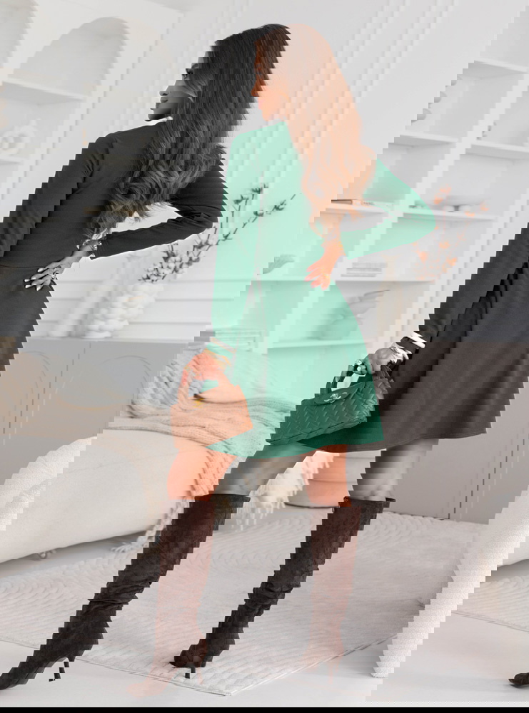 Sukienka z przekładanym dekoltem...