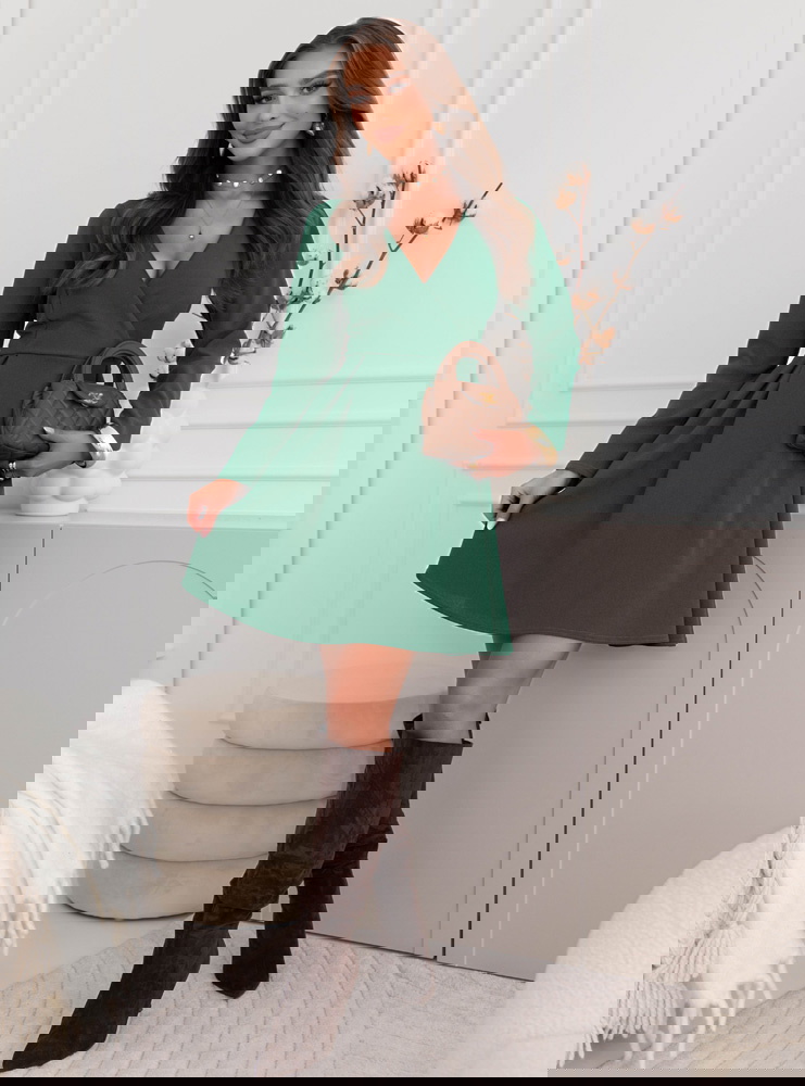 Sukienka z przekładanym dekoltem...