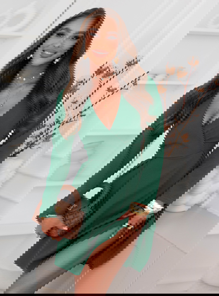 Sukienka z przekładanym dekoltem...