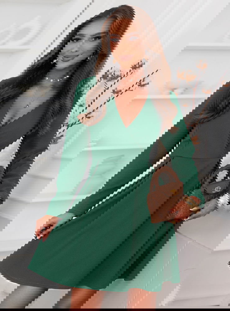 Sukienka z przekładanym dekoltem...