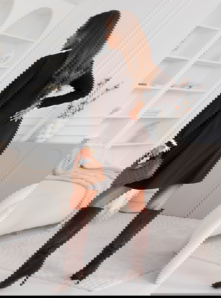 Czekoladowa sukienka z przekładanym...