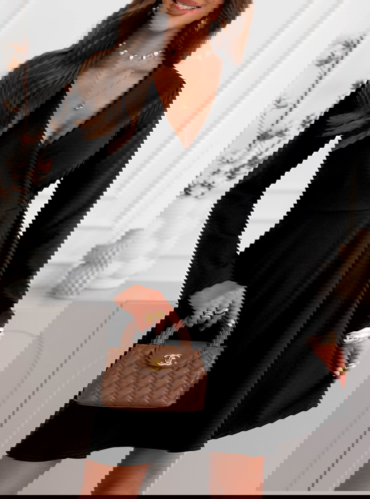 Czarna sukienka z przekładanym...