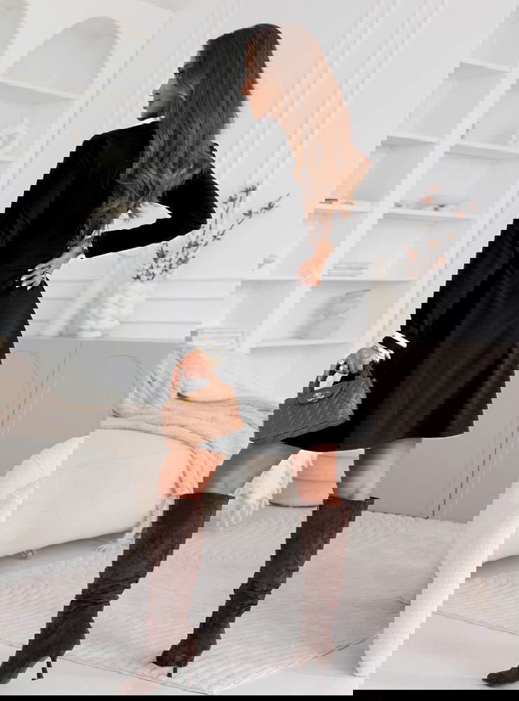 Czarna sukienka z przekładanym...