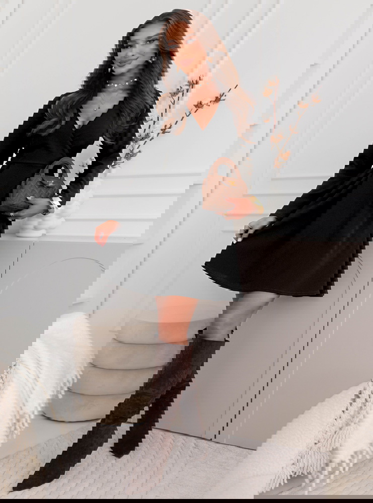 Czarna sukienka z przekładanym...