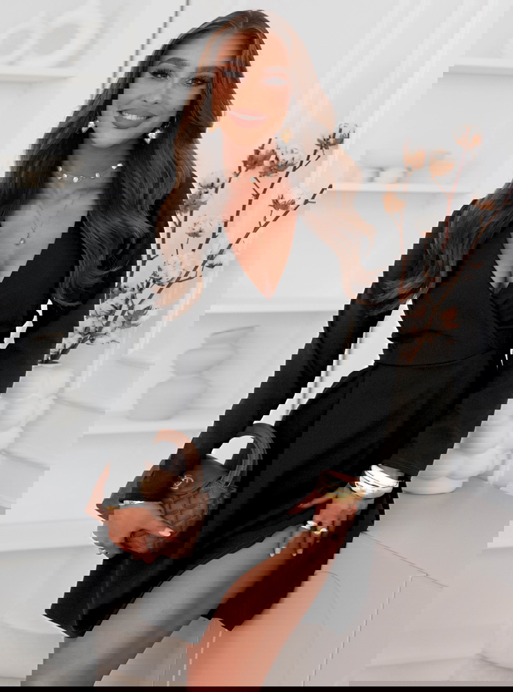 Czarna sukienka z przekładanym...