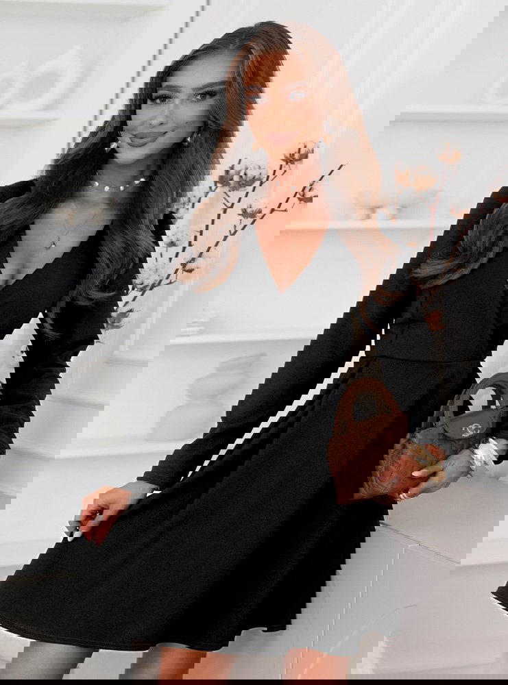 Czarna sukienka z przekładanym...