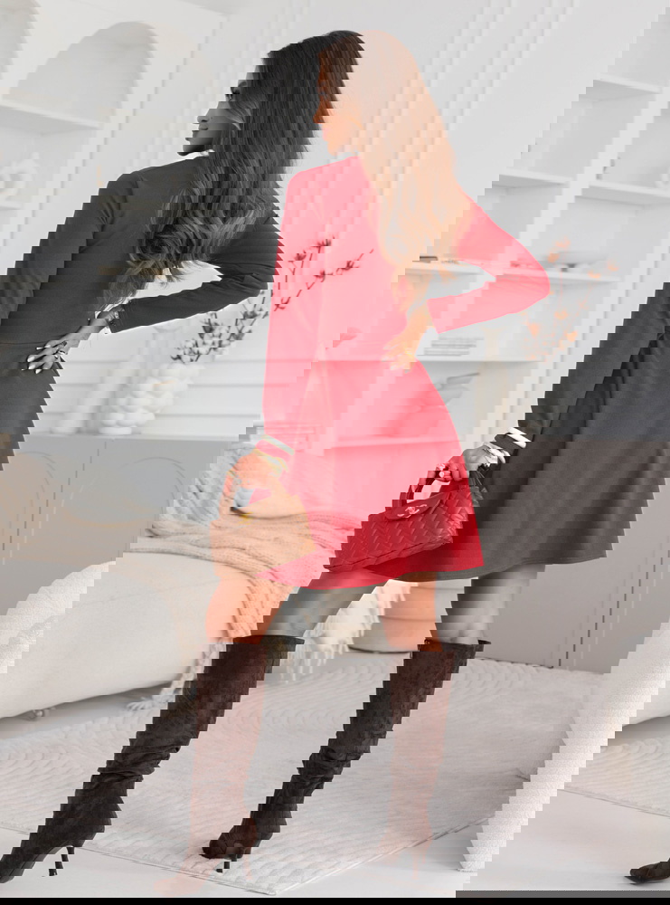 Malinowa sukienka z przekładanym...