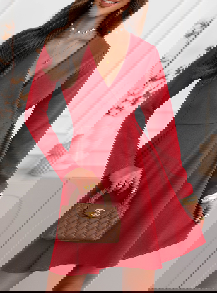 Malinowa sukienka z przekładanym...