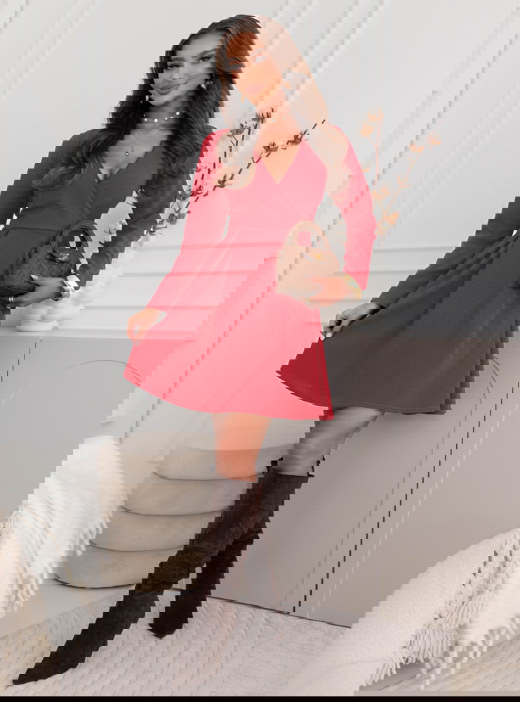 Malinowa sukienka z przekładanym...