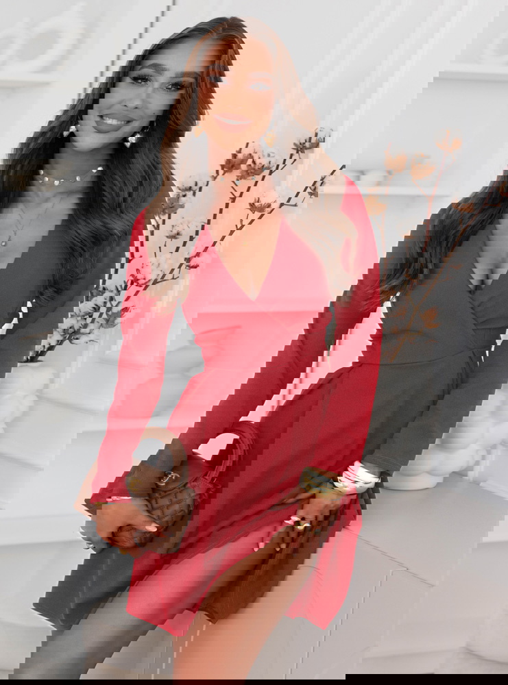 Malinowa sukienka z przekładanym...