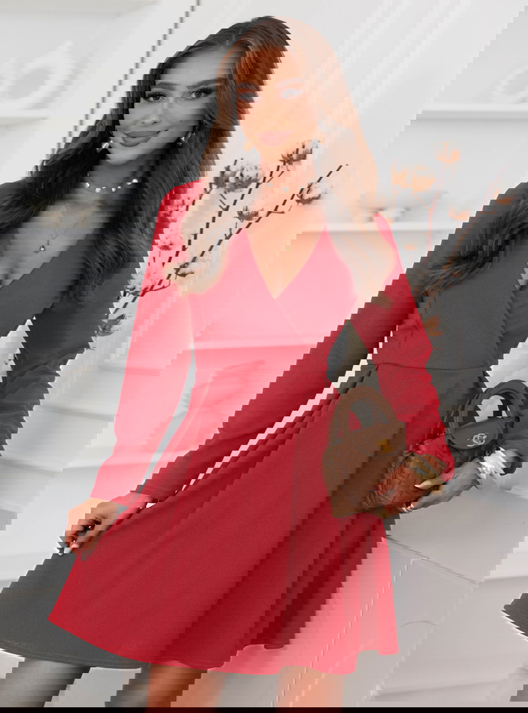 Malinowa sukienka z przekładanym...