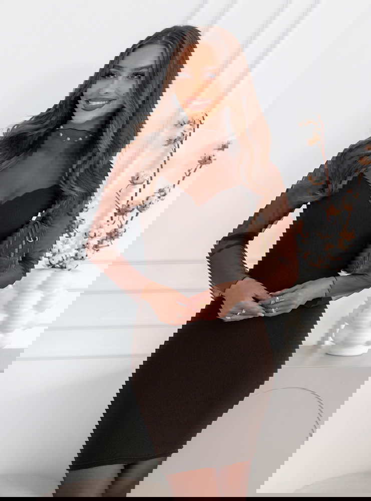 Czekoladowa prążkowana sukienka z...