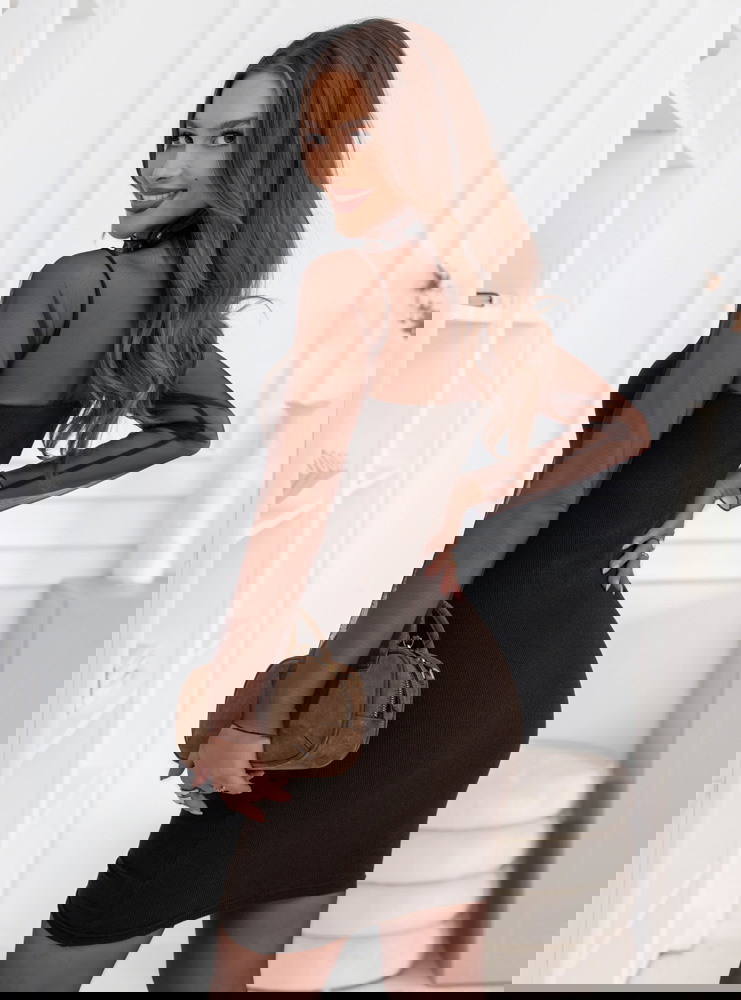 Czekoladowa prążkowana sukienka z...