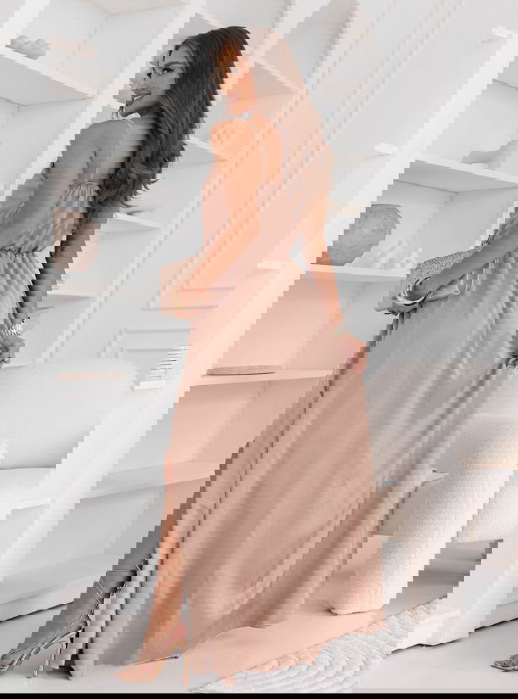 Beżowa sukienka satynowa maxi na...