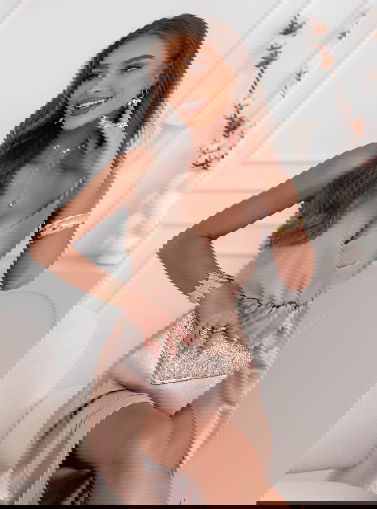 Beżowa sukienka satynowa maxi na...