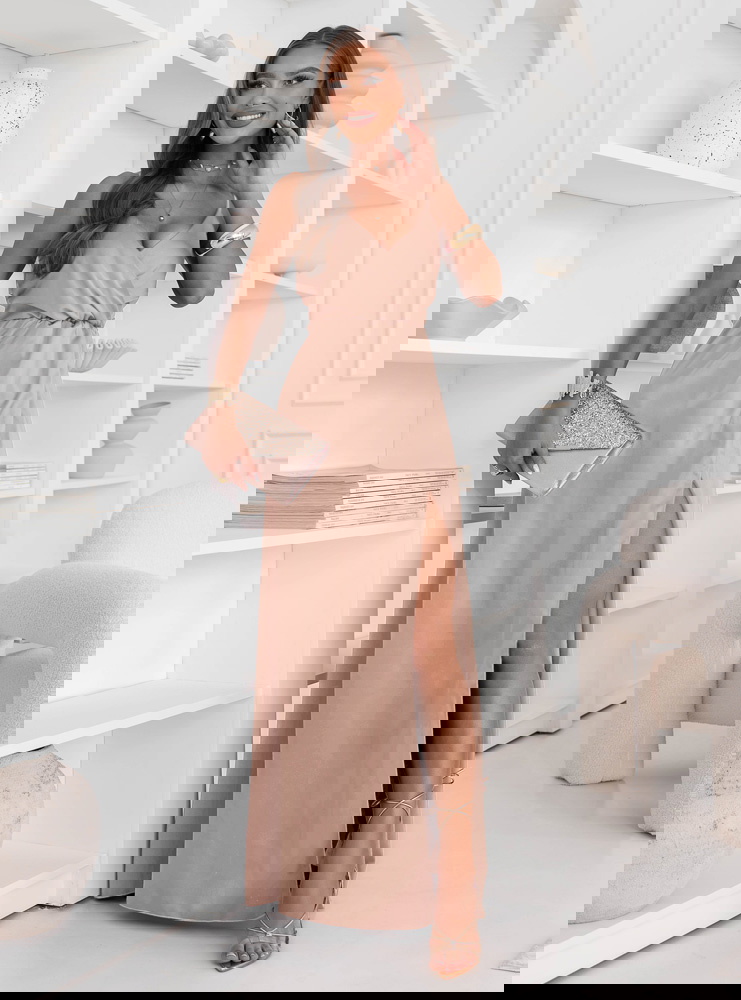 Beżowa sukienka satynowa maxi na...