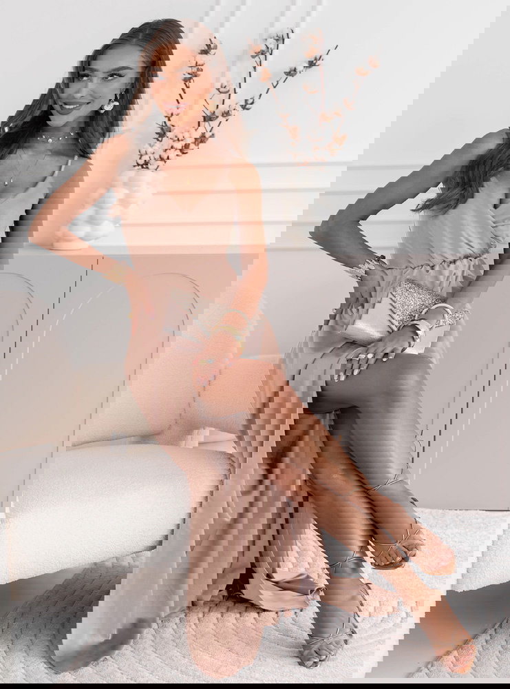 Beżowa sukienka satynowa maxi na ramiączkach Ayalisse