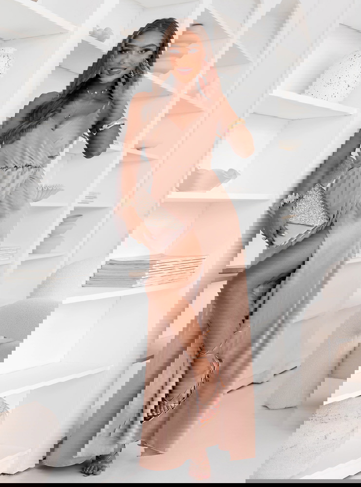 Beżowa sukienka satynowa maxi na...