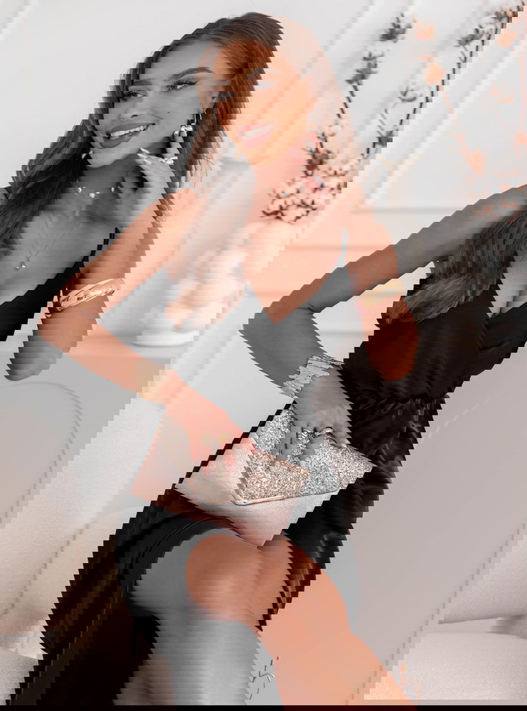 Czarna sukienka satynowa maxi na...