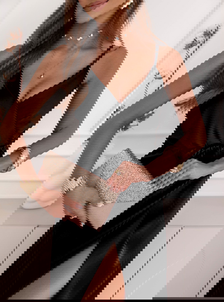 Czarna sukienka satynowa maxi na...