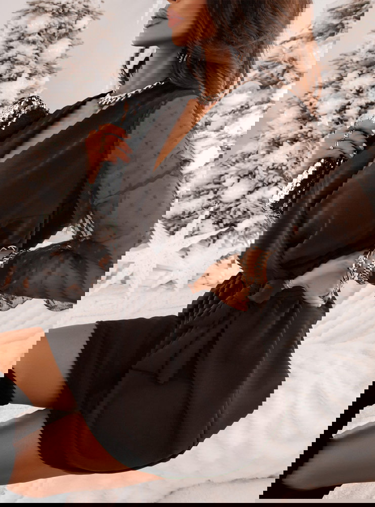 Czekoladowa sukienka z przekładanym...