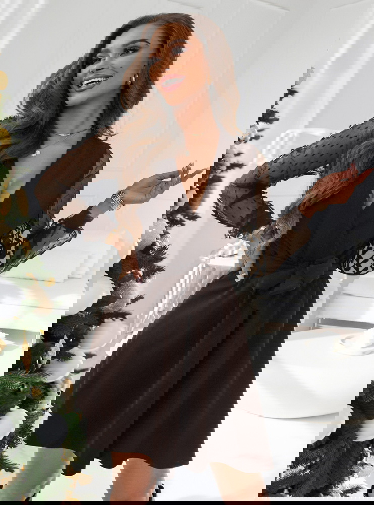 Czekoladowa sukienka z przekładanym...