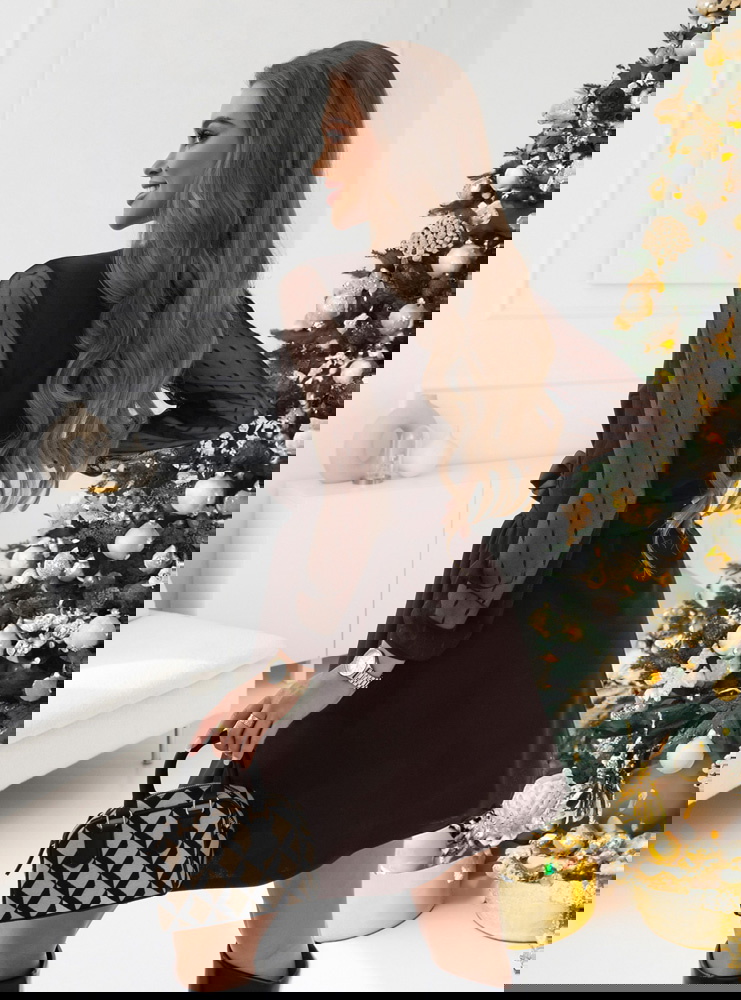 Czekoladowa sukienka z przekładanym...