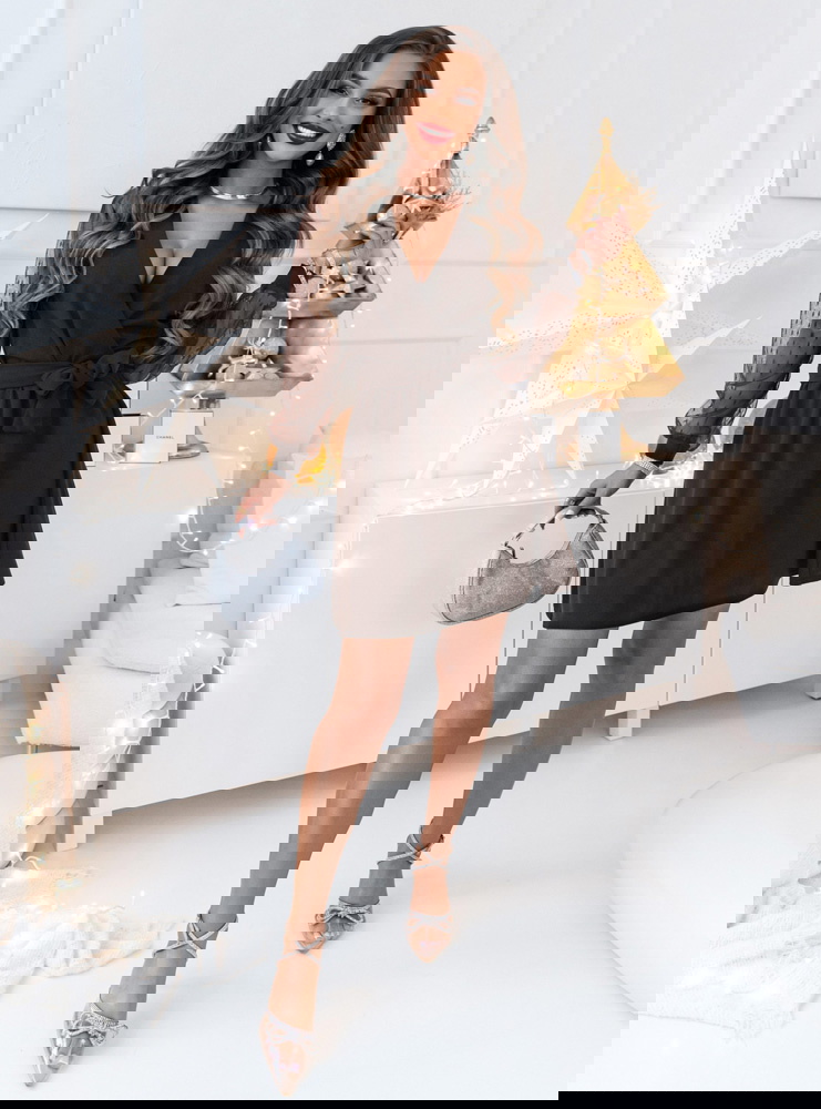 Czekoladowa sukienka z przekładanym...