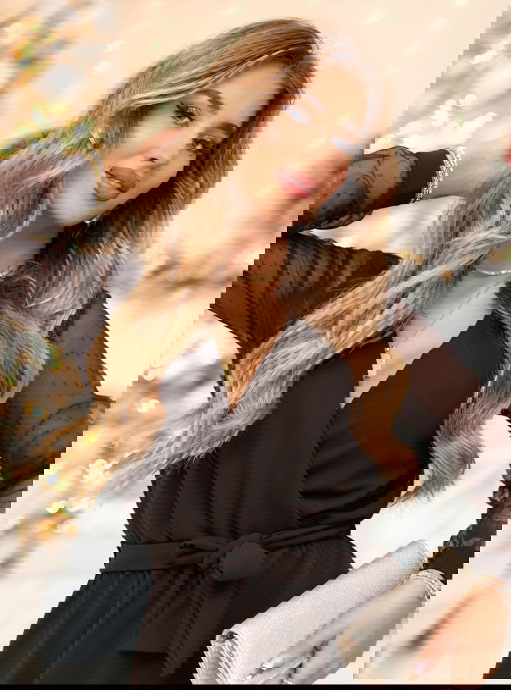 Czekoladowa sukienka z przekładanym...