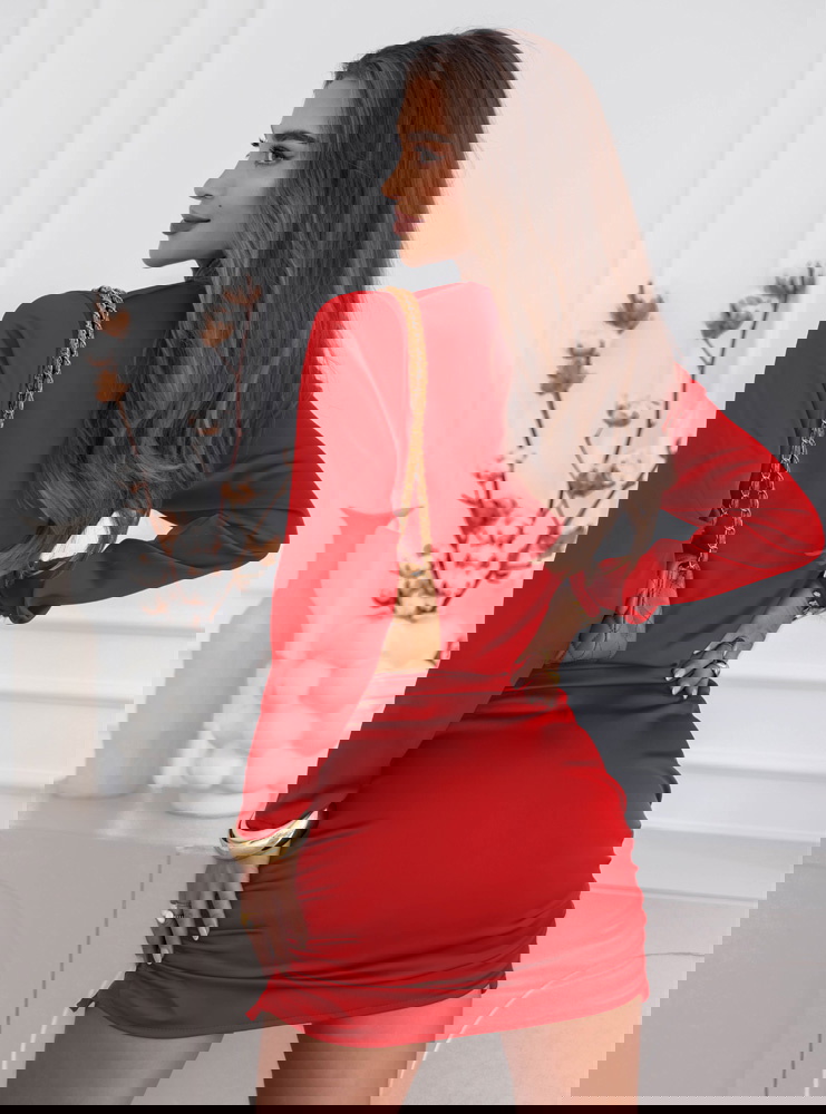 Malinowa satynowa sukienka ze...