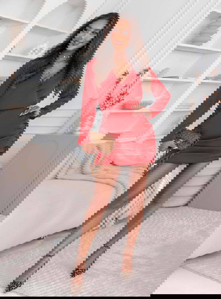 Malinowa satynowa sukienka ze...